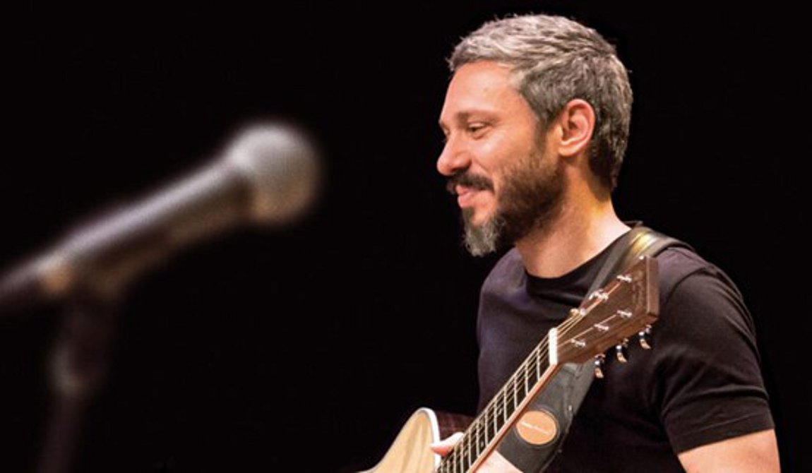 Ο Αλκίνοος Ιωαννίδης τραγουδά στο απόλυτο σκοτάδι