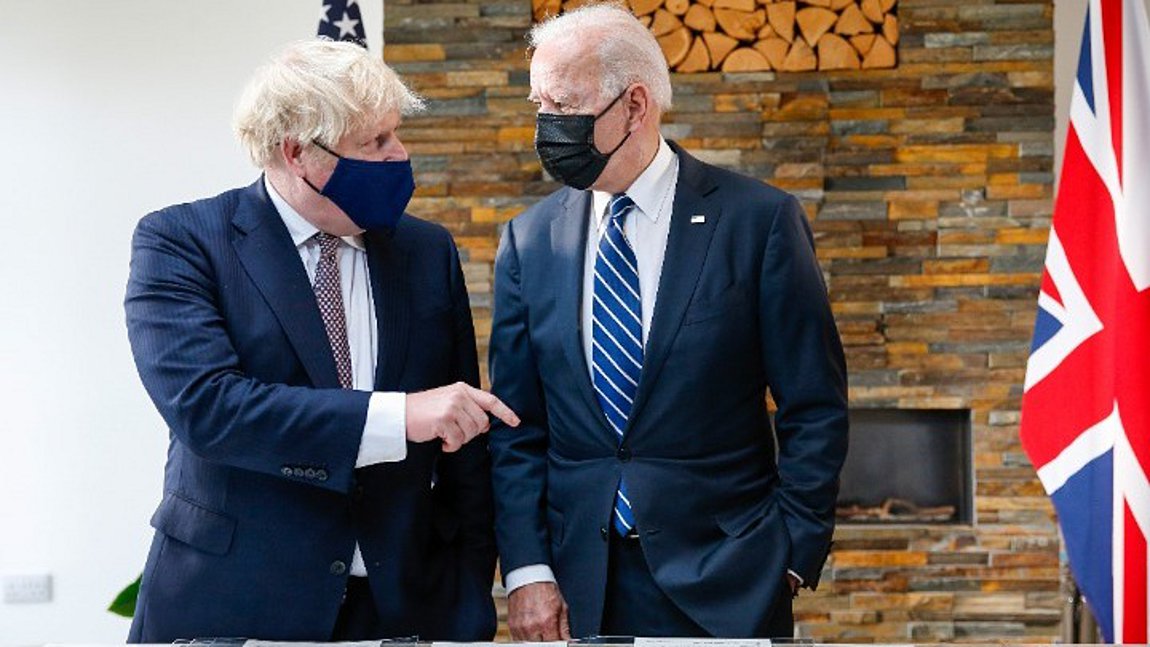 Τηλεφωνική επικοινωνία θα έχουν σήμερα Μπάιντεν και Τζόνσον