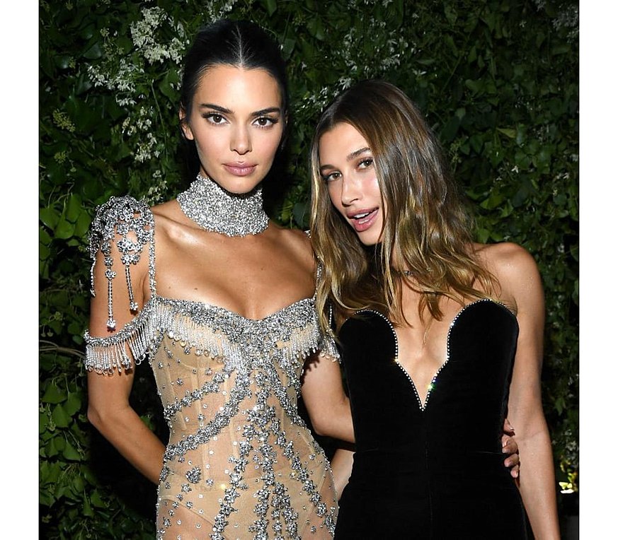 Hailey Bieber & Kendall Jenner: Σε double date με τους συντρόφους τους