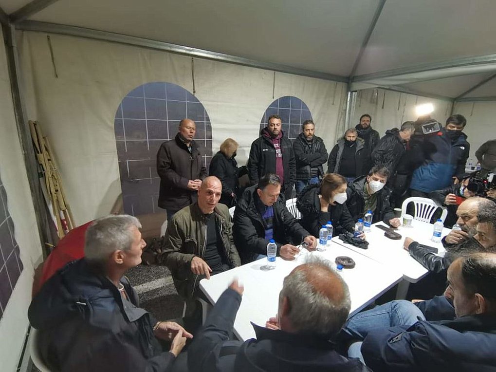 Στο μπλόκο των αγροτών της Νίκαιας ο Γ. Βαρουφάκης