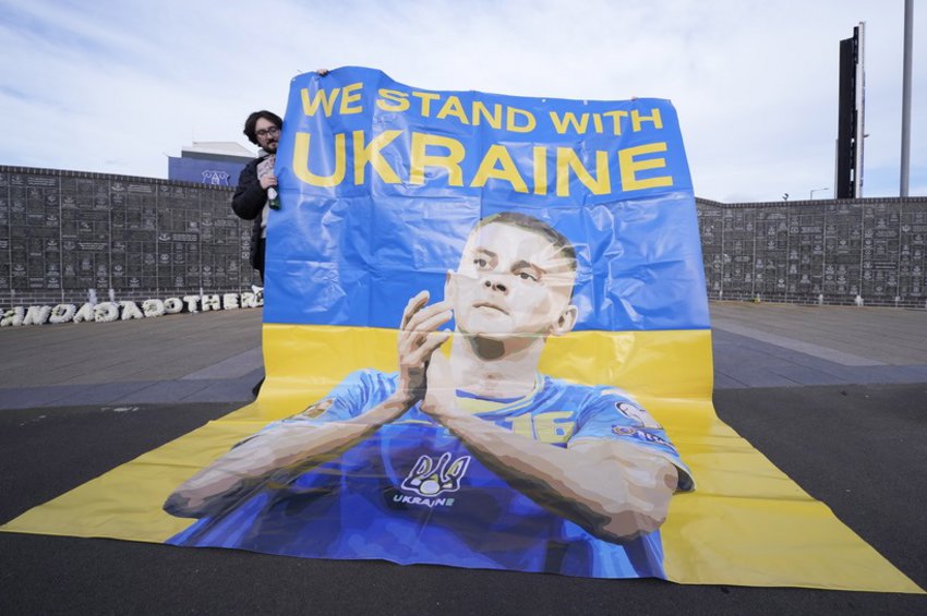 Φίλαθλος της Έβερτον σηκώνει πανό υποστήριξης στην Ουκρανία πριν από το ματς της ομάδας του με τη Μάντσεστερ Σίτι