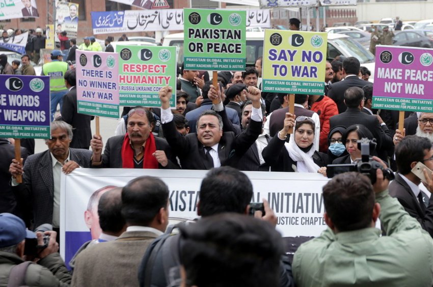 Ακόμα και στο Πακιστάν διαδήλωσαν κατά του πολέμου