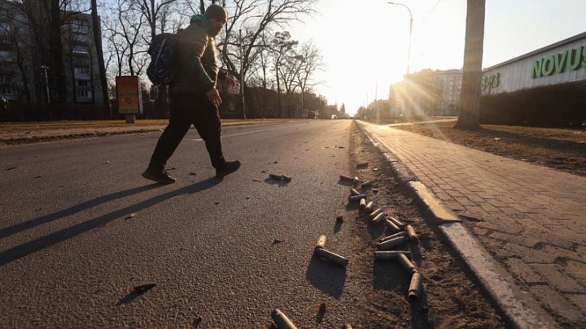 Ουκρανία: Συνεχής βομβαρδισμός της Μαριούπολης – Μπλακ άουτ στην πόλη