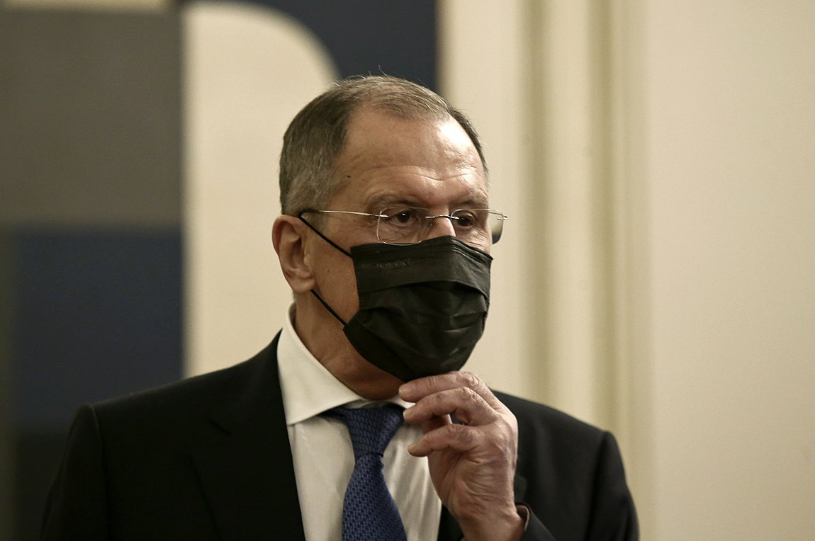 Λαβρόφ: Η Μόσχα παραμένει προσηλωμένη στην αποστρατικοποίηση της Ουκρανίας