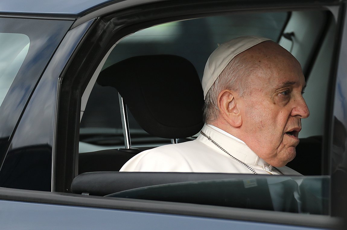 Πάπας Φραγκίσκος: «Ποτέ πόλεμος!», γράφει σε tweet του για την Ουκρανία