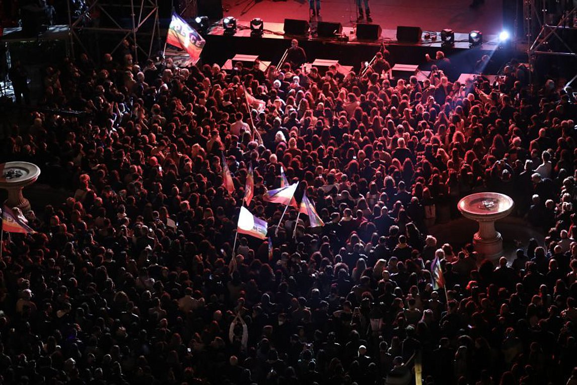 Πλήθος κόσμου στη Συναυλία Ειρήνης στα Προπύλαια