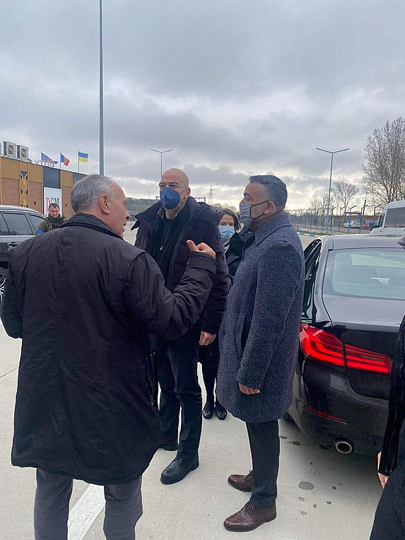 Ο Δένδιας επικεφαλής ανθρωπιστικής αποστολής στην Ουκρανία – Εικόνες