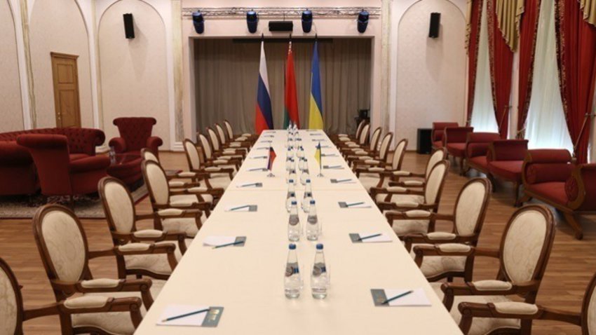 Ρώσος διαπραγματευτής: Οι ειρηνευτικές συνομιλίες δεν έχουν προχωρήσει αρκετά για να υπάρξει συνάντηση Πούτιν-Ζελένσκι