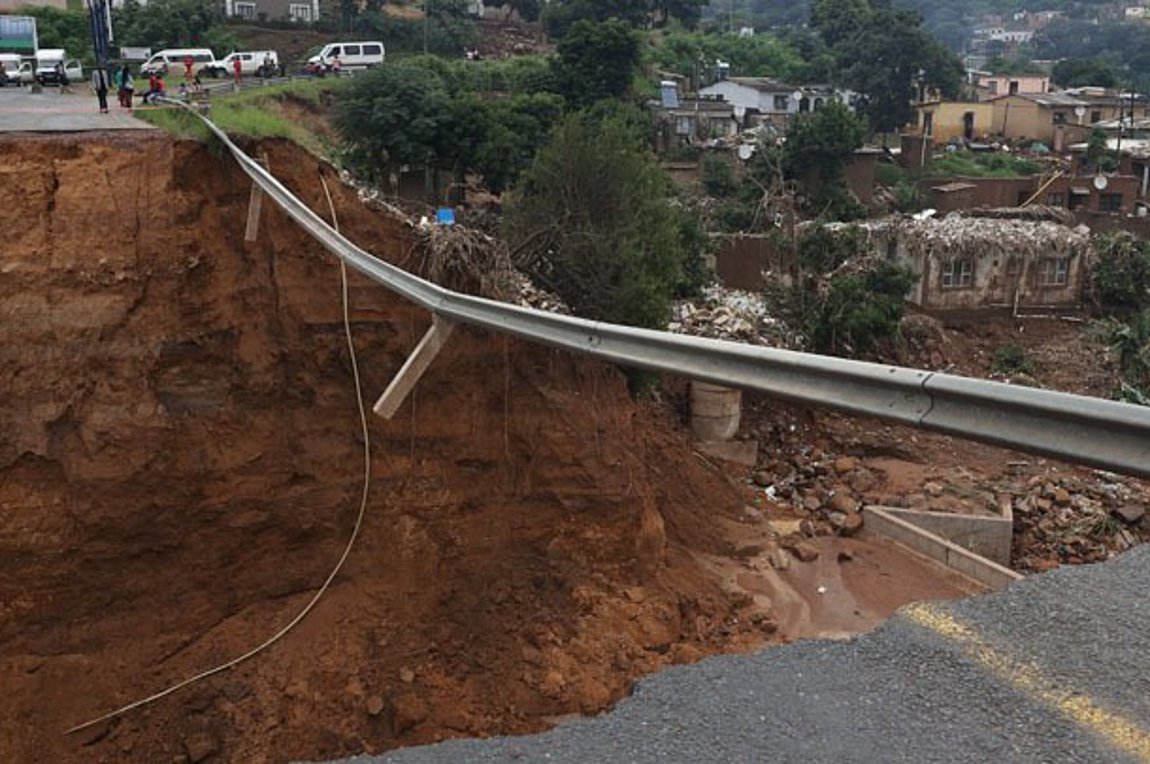 Καταστροφικές πλημμύρες στη Ν. Αφρική: Πάνω από 340 οι νεκροί