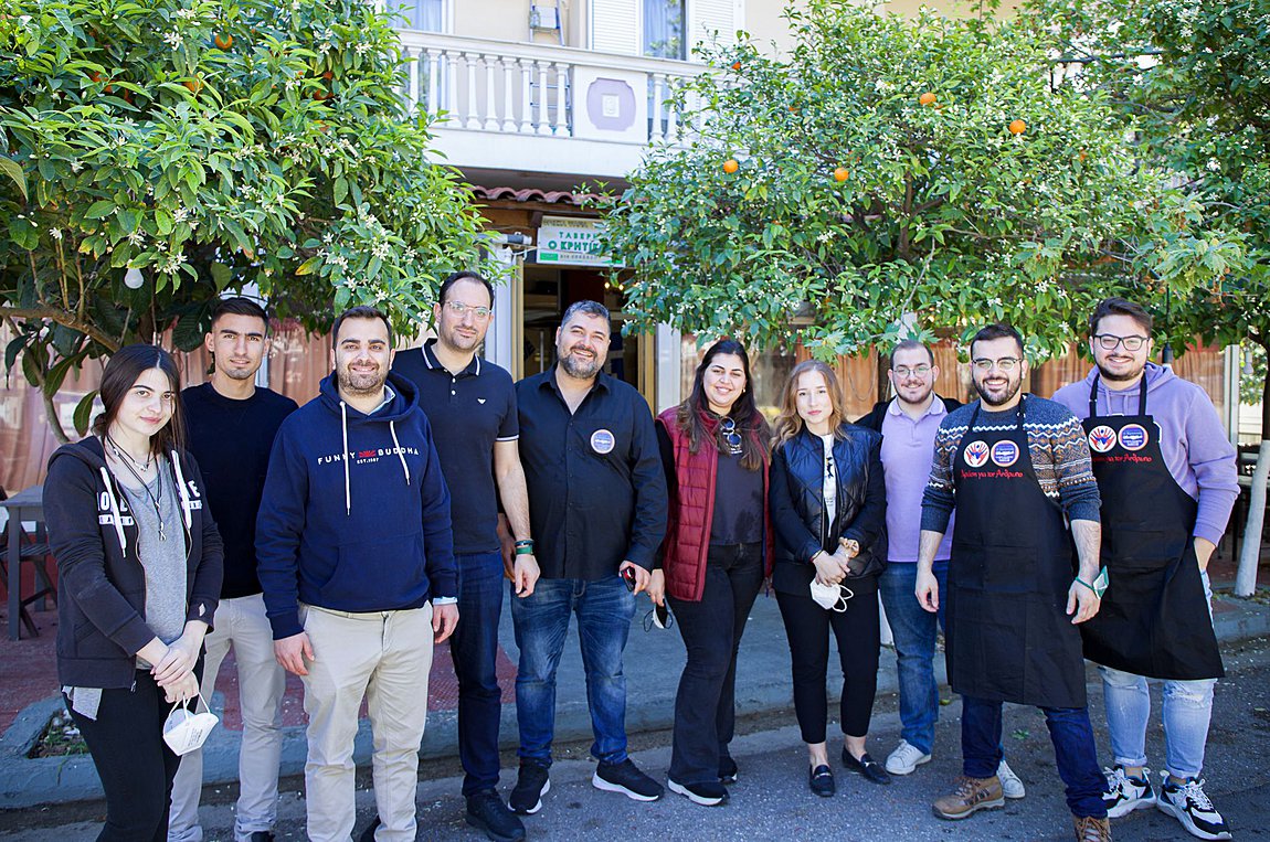 ΟΝΝΕΔ & ΔΑΠ-ΝΔΦΚ ετοίμασαν γεύματα αγάπης στην ταβέρνα «Ο Κρητικός»