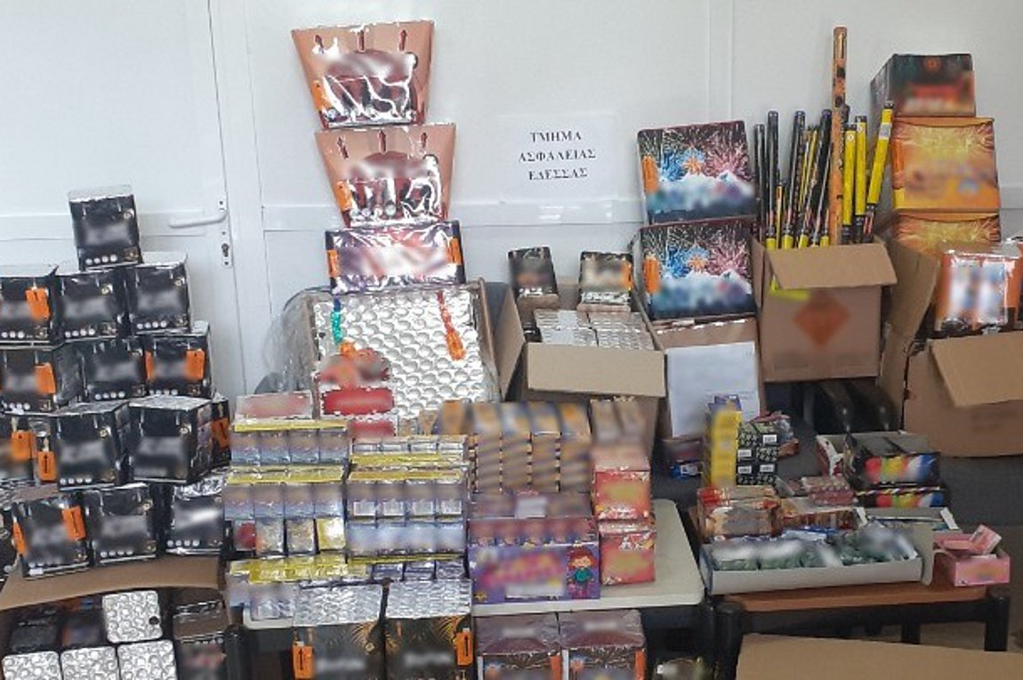 Πέλλα: Πουλούσε βεγγαλικά σε κατάστημα παπουτσιών