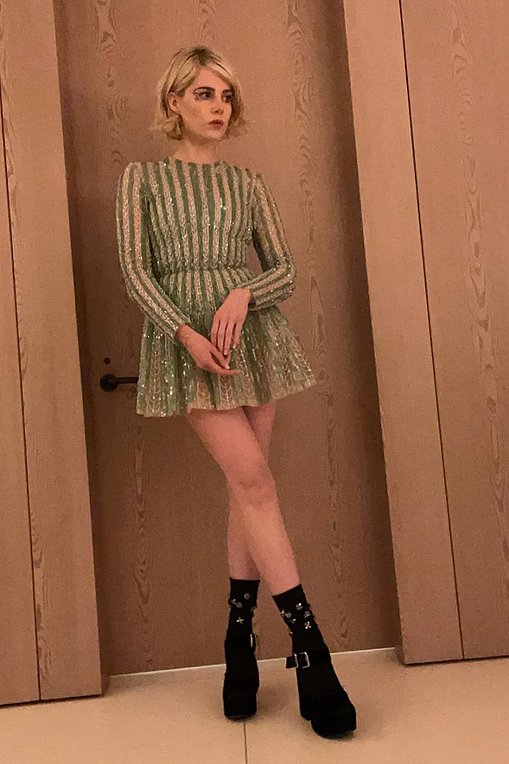 Η Lucy Boynton φόρεσε το ιδανικό party dress