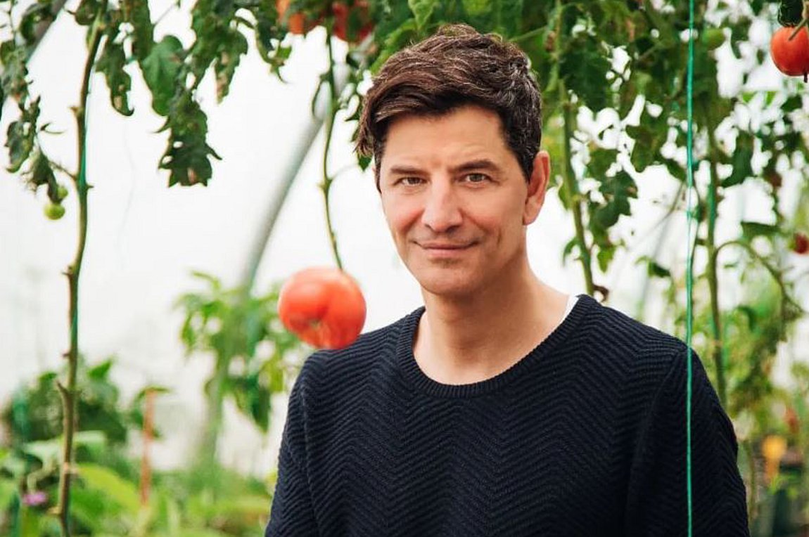 Σάκης Ρουβάς: Έβαψε αβγά με τα παιδιά του