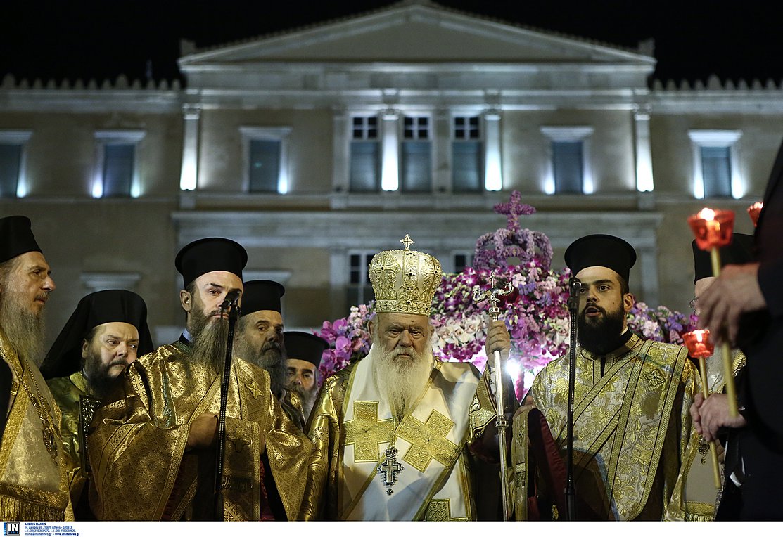 Οι πιστοί κατέκλυσαν του ναούς για τις περιφορές των Επιταφίων -Βίντεο