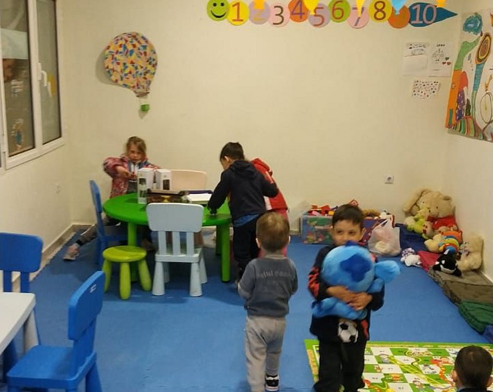 Έφτασαν στην Ελλάδα τα πρώτα δέκα ασυνόδευτα ανήλικα από την Ουκρανία