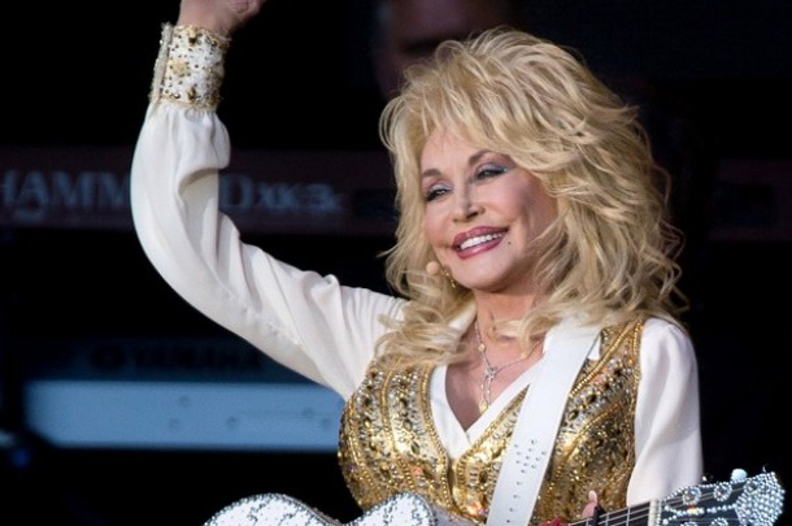 Φόρος τιμής από την Ντόλι Πάρτον στην Ναόμι Τζαντ