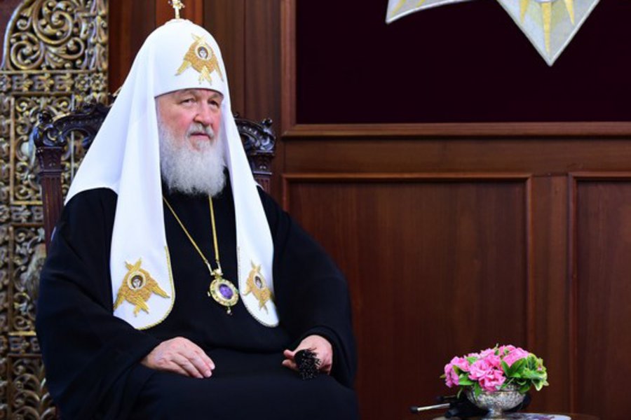 Γλίστρησε και έπεσε σε Θεία Λειτουργία ο πατριάρχης Μόσχας Κύριλλος - ΒΙΝΤΕΟ