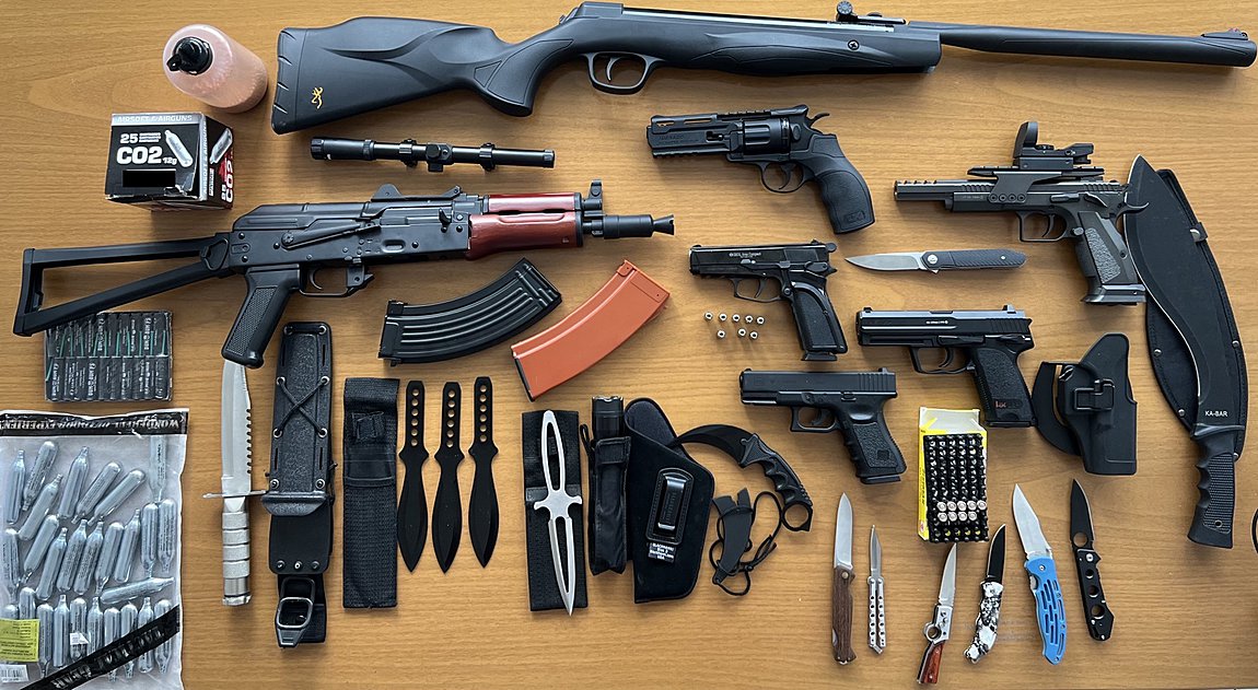 Βάρη: Συνελήφθη 21χρονος με όπλα μαχαίρια και κροτίδες