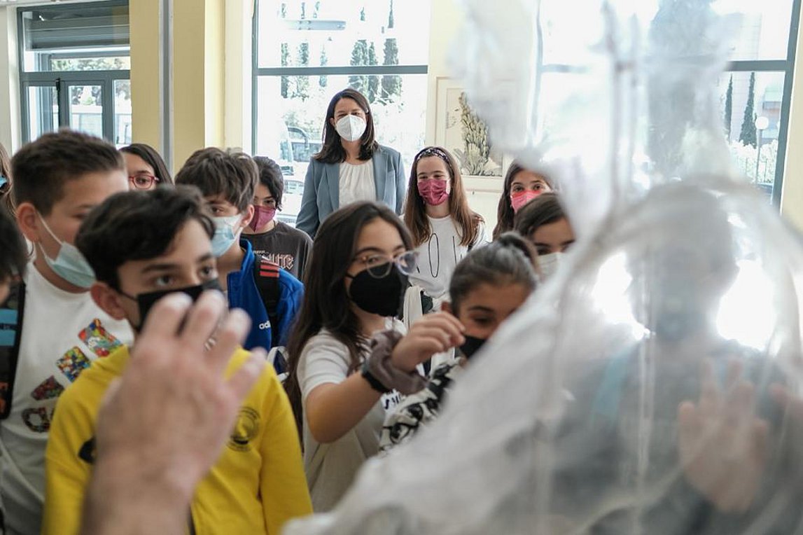 Μαθητές και μαθήτριες μαθαίνουν για τη σύγχρονη τέχνη στο υπουργείο Παιδείας