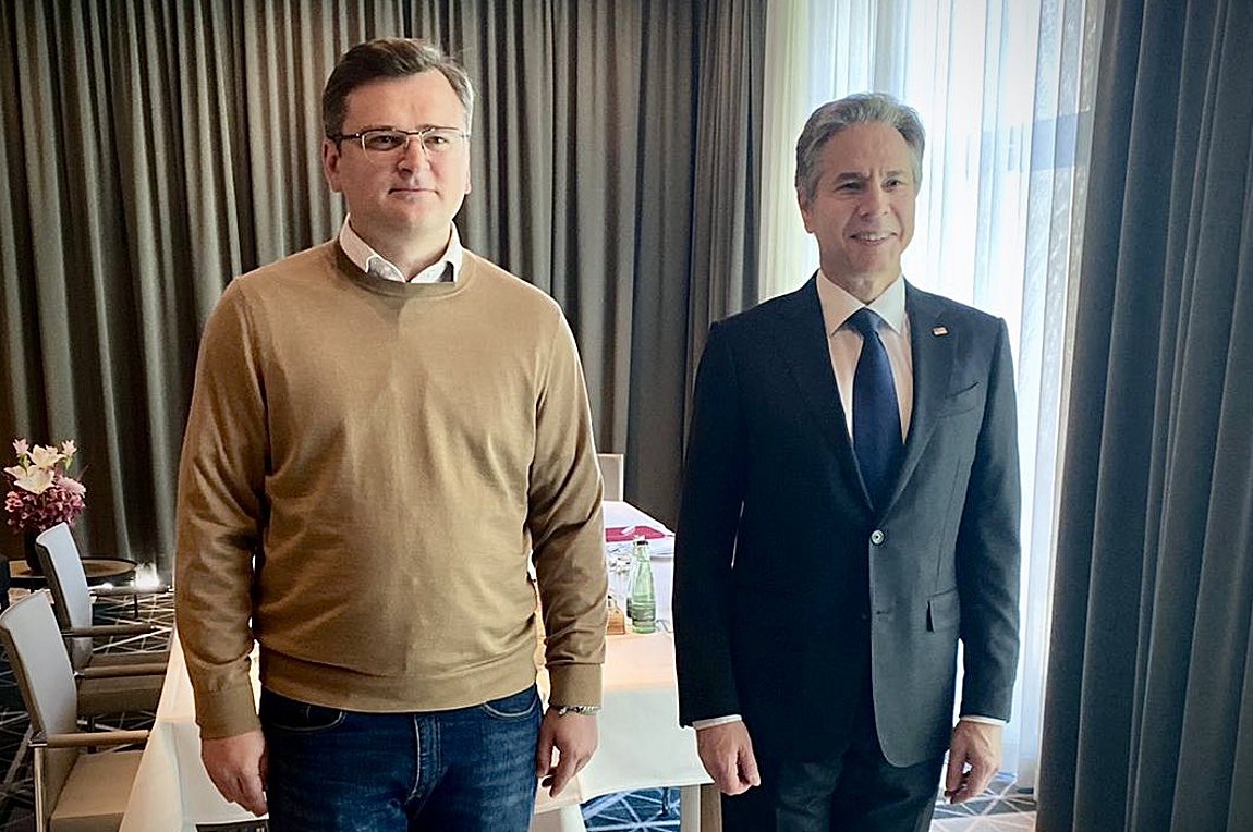 Συνάντηση Μπλίνκεν-Κουλέμπα: Περισσότερα όπλα είναι «καθ’ οδόν προς την Ουκρανία»