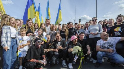Ουκρανία: Με λουλούδια υποδέχθηκαν το συγκρότημα Kalush Orchestra ύστερα από τον θρίαμβο στην Eurovision