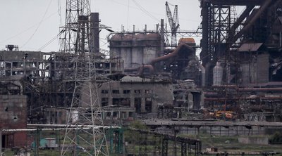 Μαριούπολη: Ουκρανοί στρατιώτες εγκαταλείπουν το εργοστάσιο Azovstal  