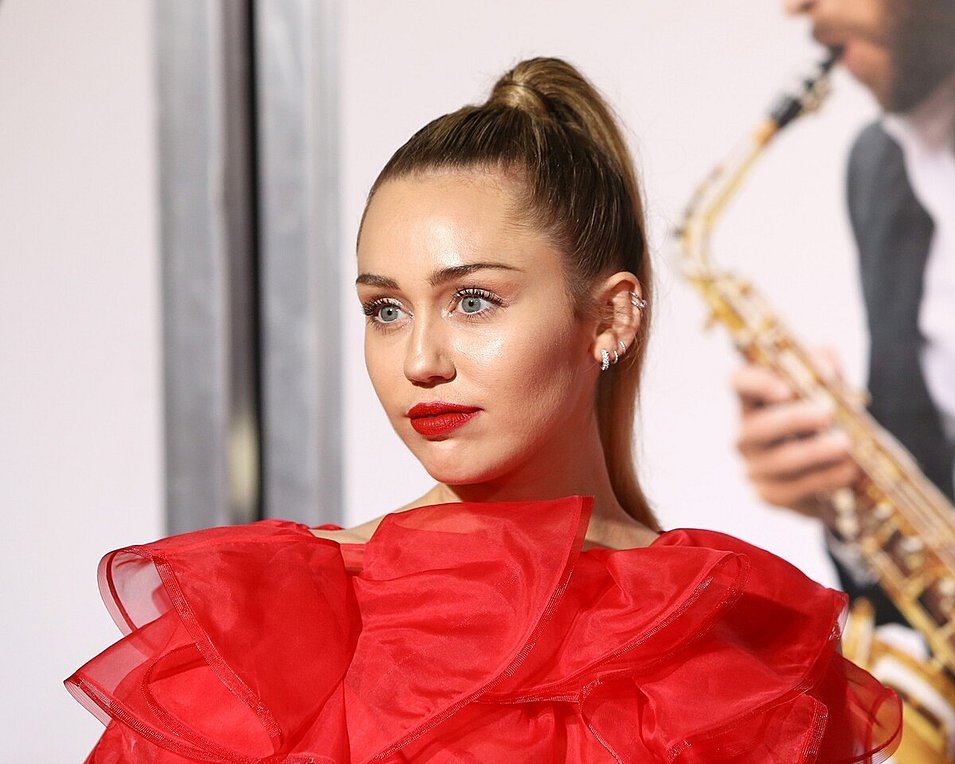 Το date night look της Miley Cyrus ήταν σίγουρα… ιδιαίτερο