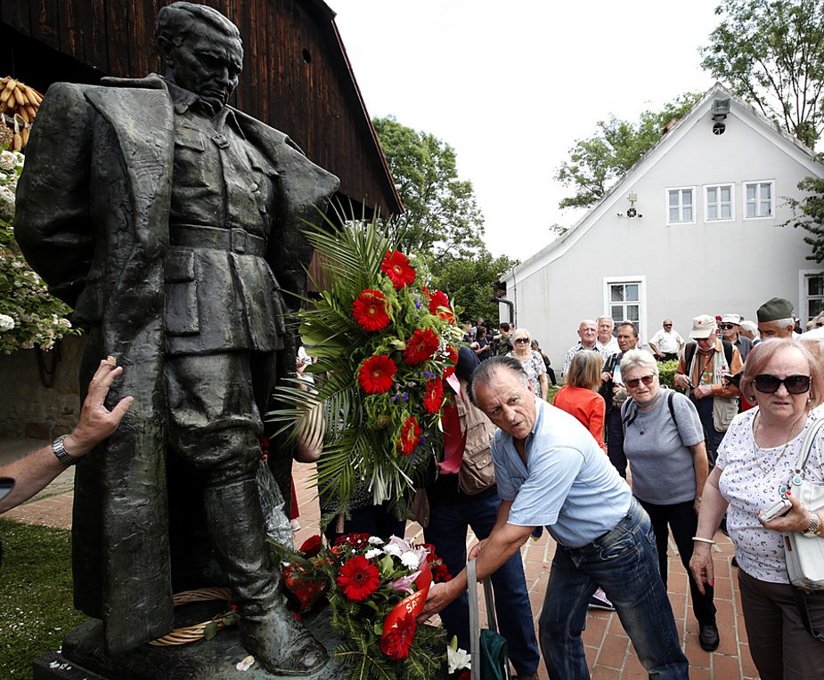 Πρώην Γιουγκοσλαβία: Χιλιάδες άνθρωποι τίμησαν τον Τίτο, στην 130ή επέτειο από τη γέννησή του