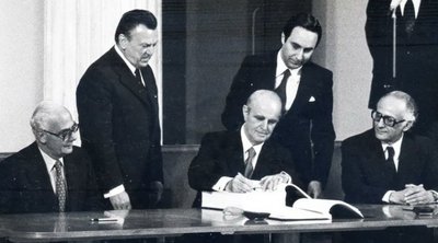 Τα μηνύματα Δένδια-Βαρβιτσιώτη για τα 43 χρόνια από την υπογραφή της Συνθήκης Ένταξης της Ελλάδας στην Ε.Ο.Κ 