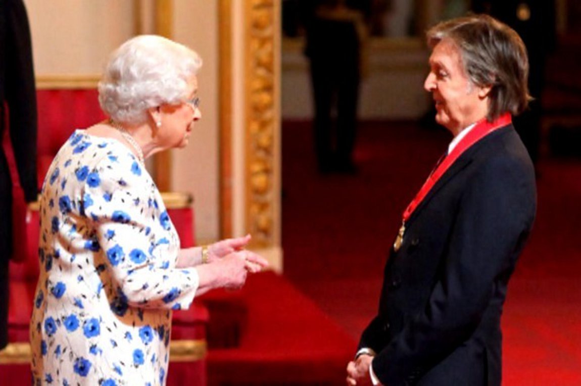 Ο Πολ ΜακΚάρτνεϊ θυμήθηκε την πρώτη του συνάντηση με τη βασίλισσα Ελισάβετ