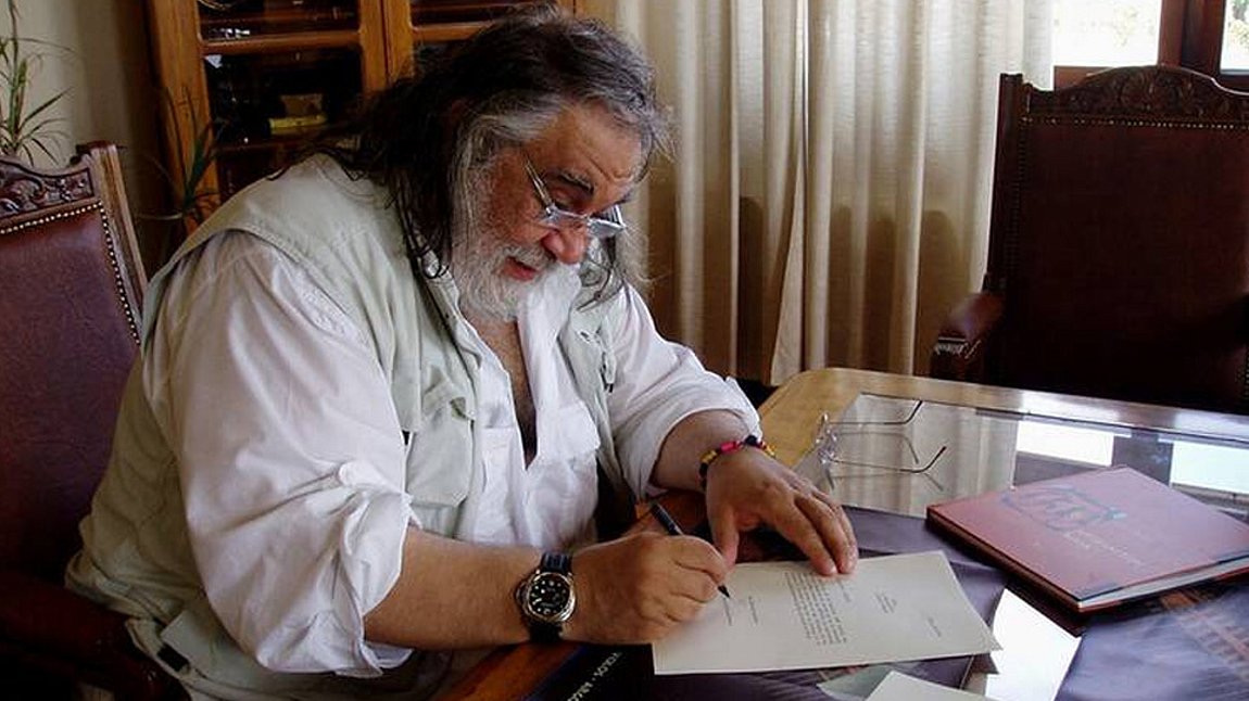 Λιτά και απέριττα έγινε η κηδεία του Βαγγέλη Παπαθανασίου στο Παρίσι