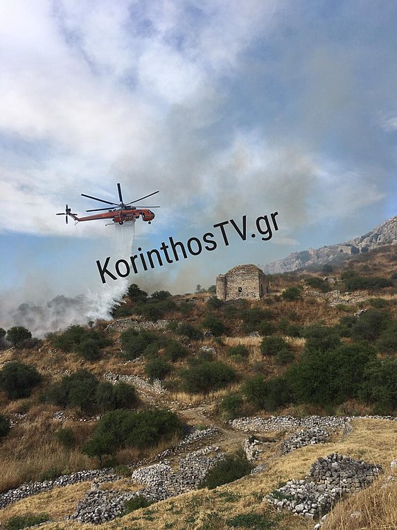 Σε ύφεση η πυρκαγιά στην Αρχαία Κόρινθο