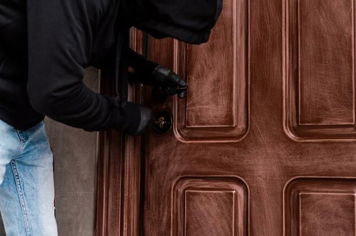 Hράκλειο: Έκλεβαν χρήματα, κοσμήματα και πιστόλια – Δικογραφία για τέσσερις