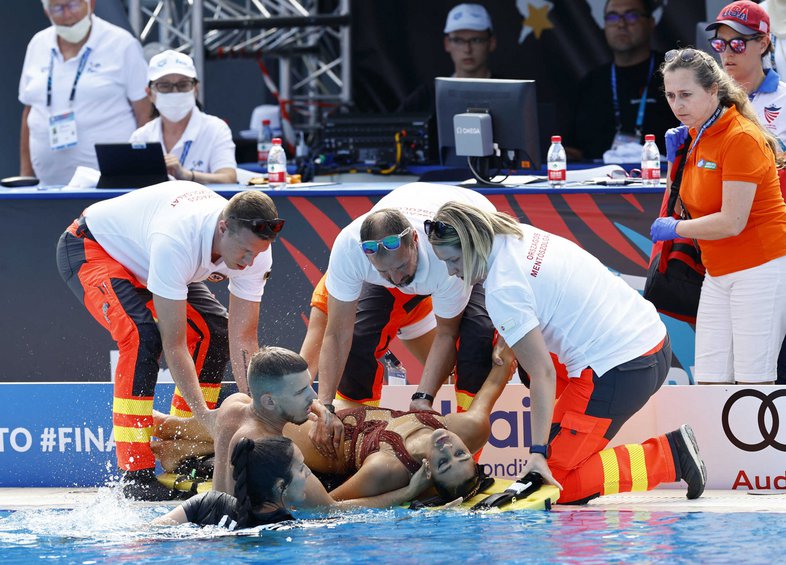 Σοκ στο Παγκόσμιο Πρωτάθλημα Καλλιτεχνικής Κολύμβησης: Αθλήτρια έχασε τις αισθήσεις της και βούλιαξε στην πισίνα