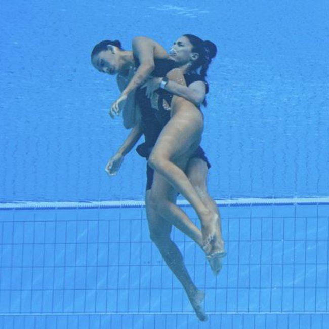 Παγκόσμιο Πρωτάθλημα Καλλιτεχνικής Κολύμβησης: Συγκλονιστικές εικόνες από τη διάσωση της αθλήτριας που λιποθύμησε μέσα στην πισίνα