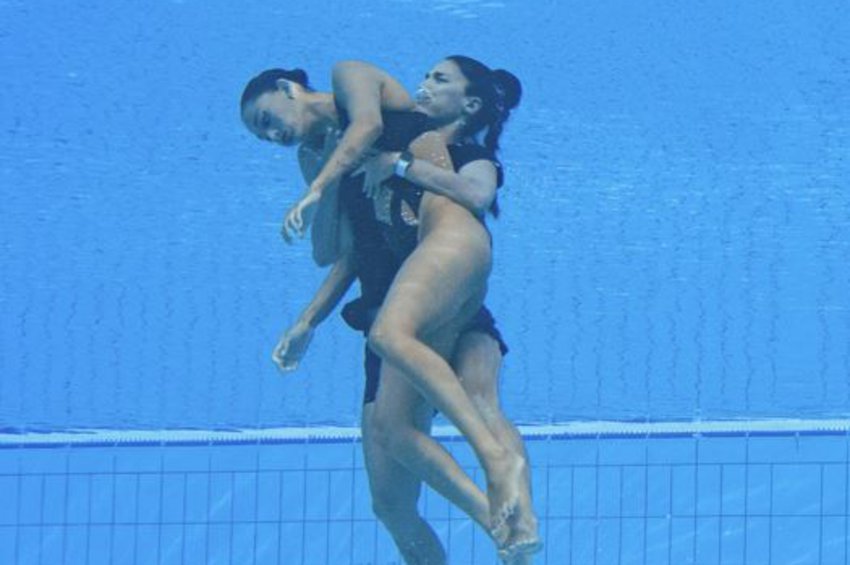 Παγκόσμιο Πρωτάθλημα Καλλιτεχνικής Κολύμβησης: Συγκλονιστικές εικόνες από τη διάσωση της αθλήτριας που λιποθύμησε μέσα στην πισίνα