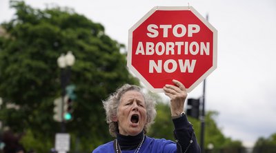 ΗΠΑ: Αντιδράσεις για την ιστορική απόφαση που ανατρέπει το νόμο για το δικαίωμα στην άμβλωση