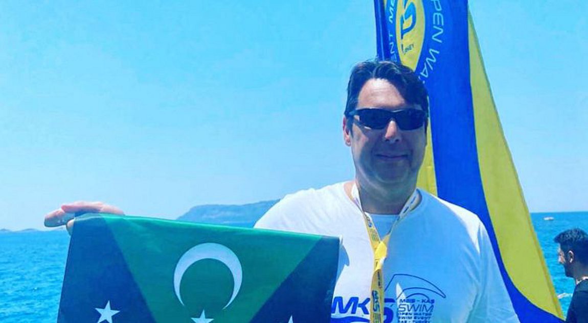 Νέα πρόκληση: Τούρκος αντιδήμαρχος φωτογραφήθηκε με τη σημαία της «ανεξάρτητης» Δυτικής Θράκης