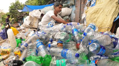«Στοπ» στα πλαστικά μίας χρήσης βάζει η Ινδία