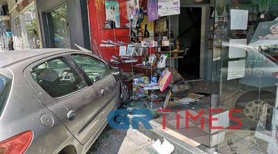 Αυτοκίνητο «καρφώθηκε» σε βιτρίνα καταστήματος στην Θεσσαλονίκη - Φωτογραφίες