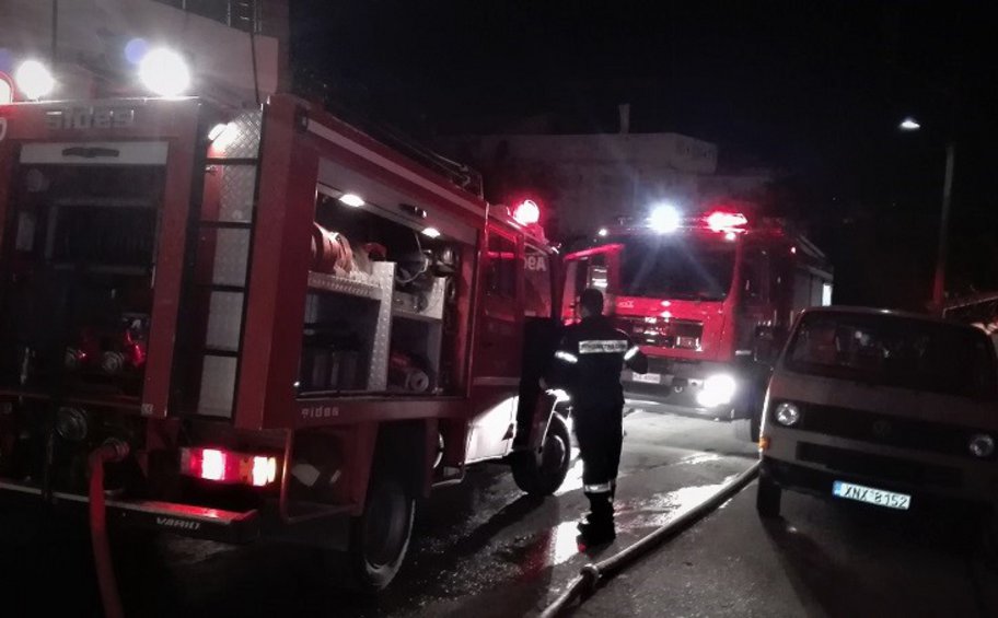 Φωτιά σε εγκαταλελειμμένο κτίριο στο κέντρο της Αθήνας
