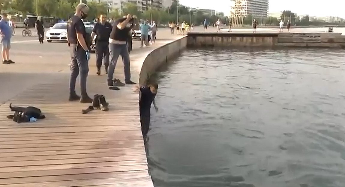 Επεισοδιακή σύλληψη στη Θεσσαλονίκη: Άνδρας έπεσε στον Θερμαϊκό με τις χειροπέδες -Βίντεο