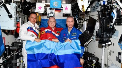 Ρώσοι κοσμοναύτες πανηγύρισαν την κατάληψη του Λισιτσάνσκ στον Διεθνή Διαστημικό Σταθμό: «Γιορτάζουμε τόσο στη Γη όσο και στο διάστημα»