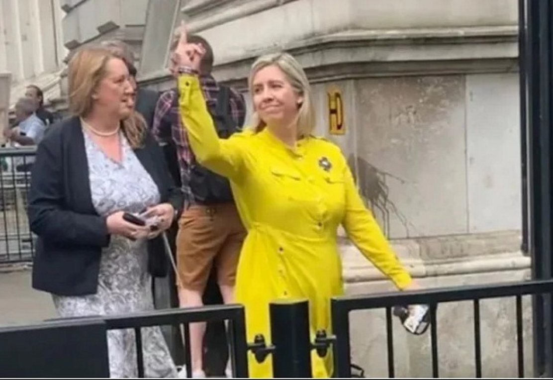 Βρετανία: Υπουργός έδειξε το μεσαίο δάχτυλο σε διαδηλωτές – Η απάντησή της