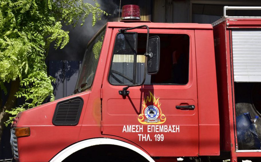 Φωτιά σε διαμέρισμα στη Θεσσαλονίκη - Ένας πυροσβέστης και μία γυναίκα στο νοσοκομείο

