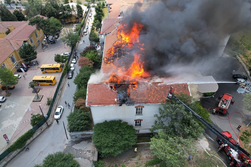 Στις φλόγες το ελληνικό νοσοκομείο στην Κωνσταντινούπολη - Βαρθολομαίος: Πλήγμα για την Ομογένεια - ΒΙΝΤΕΟ