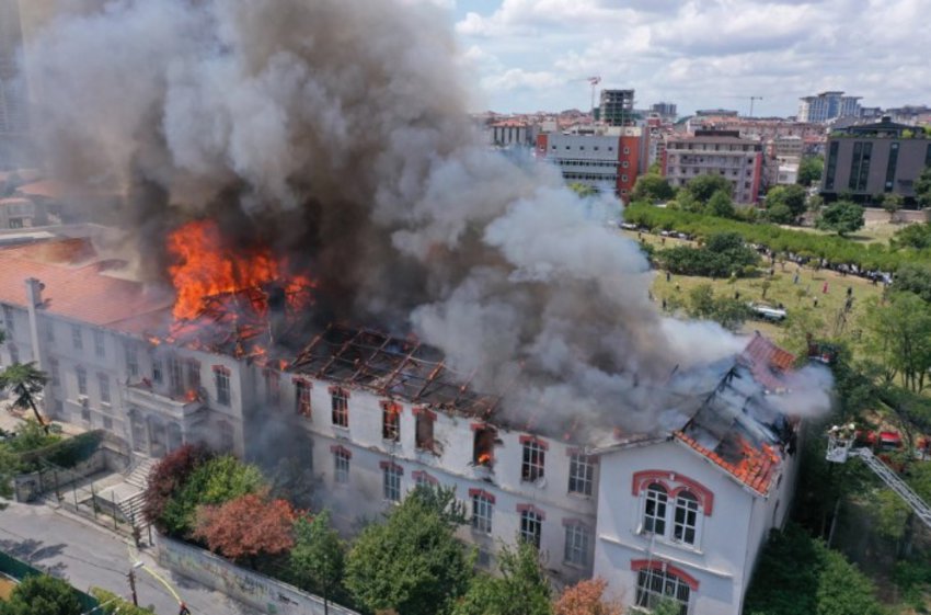 Κωνσταντινούπολη: Υπό έλεγχο η πυρκαγιά στο ελληνικό νοσοκομείο - Δραματικές εικόνες από την εκκένωση - BINTEO
