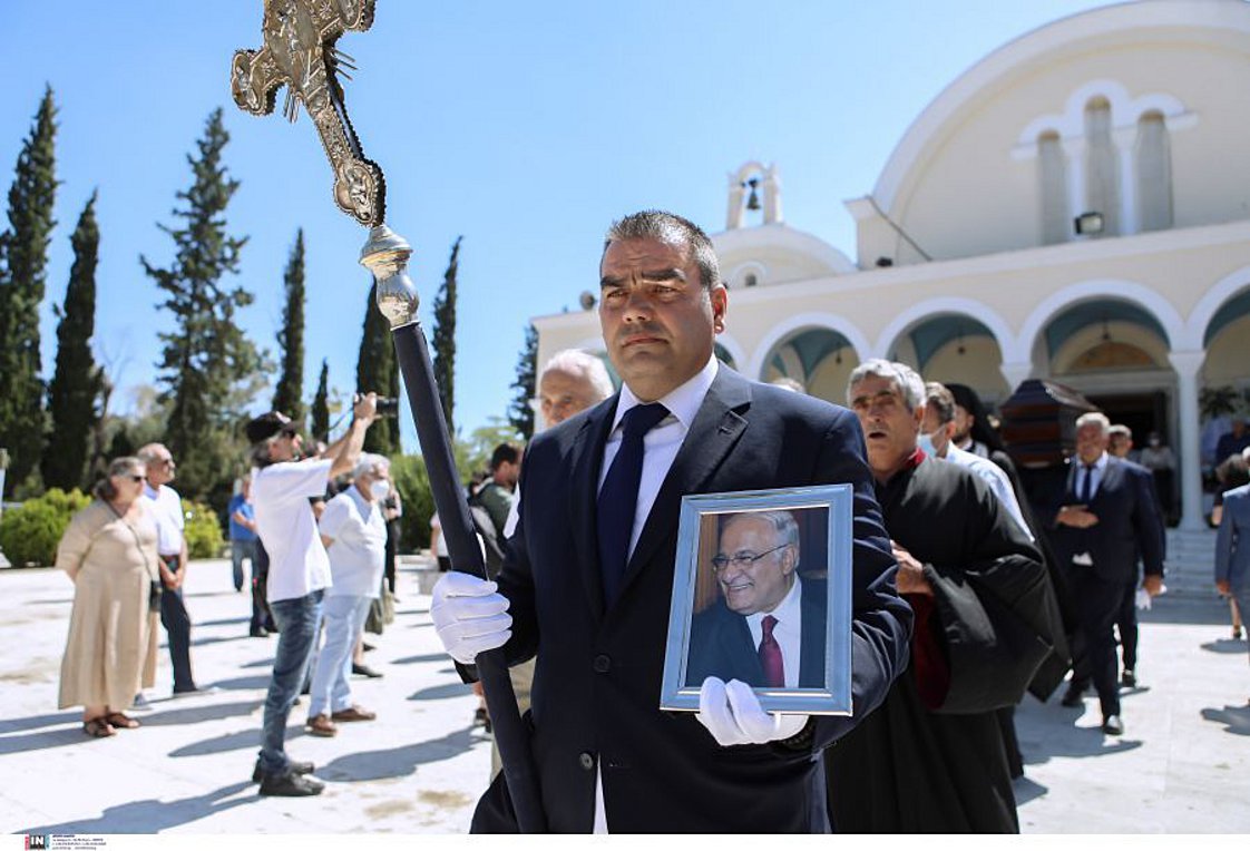 Διονύσης Σιμόπουλος: Σε κλίμα συγκίνησης το «τελευταίο αντίο» στον διάσημο αστροφυσικό