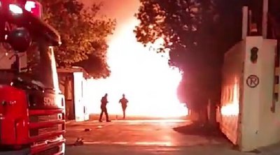 Ολοκληρώθηκε η κατάσβεση της πυρκαγιάς σε προαύλιο εργοστασίου στον Πειραιά - Βίντεο