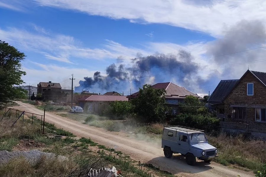 Ισχυρές εκρήξεις σε ρωσική αεροπορική βάση στην Κριμαία - Μόσχα: Πρόκειται για πυροδότηση εκρηκτικών όχι επίθεση - Βίντεο